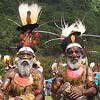 Mannen uit een van de 700 stammen uit Papua Nieuw Guinea tonen hun klederdracht
