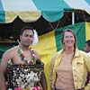 Dory met mannen uit Tonga, gekleed in tappa's
