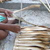Dit is hoe de traditionele daken worden gemaakt, met een lepel als gereedschap
