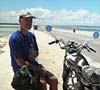 Op een dijk tussen Betio en Bairiki op Tarawa wachten we op benzine
