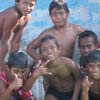 Spelende kinderen in Betio op Tarawa
