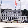 Midden in Paramaribo staat het presidentieel paleis
